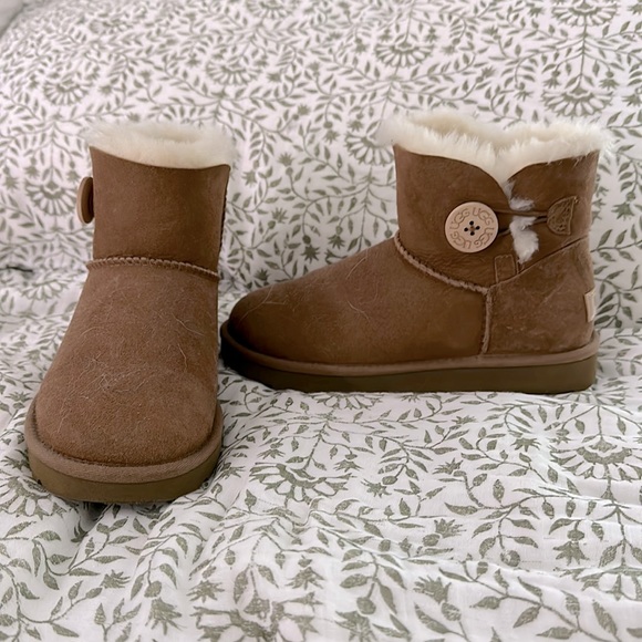(SOLD) Women’s Bailey button Uggs - Picture 1 of 3